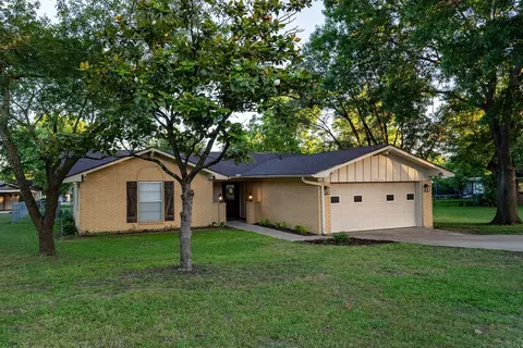 1019 Patricia Dr, Sherman, TX 75090