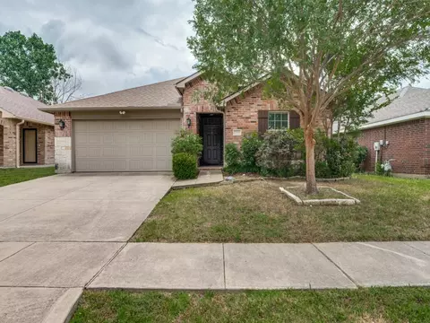 704 Cliffmere Dr, Arlington, TX 76002