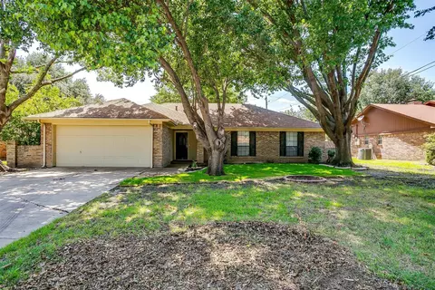 920 Arrow Wood St, Benbrook, TX 76126