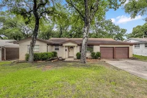 704 Oakwood Dr, Euless, TX 76040