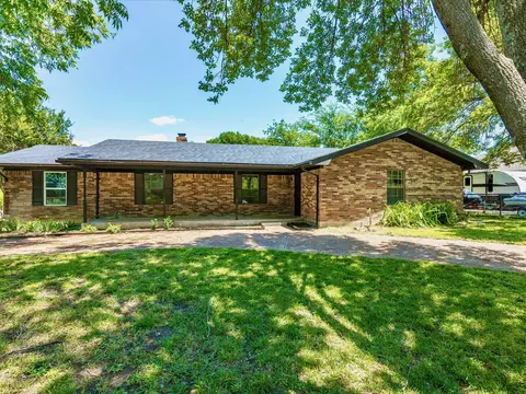 500 E Sherman St, Chico, TX 76431