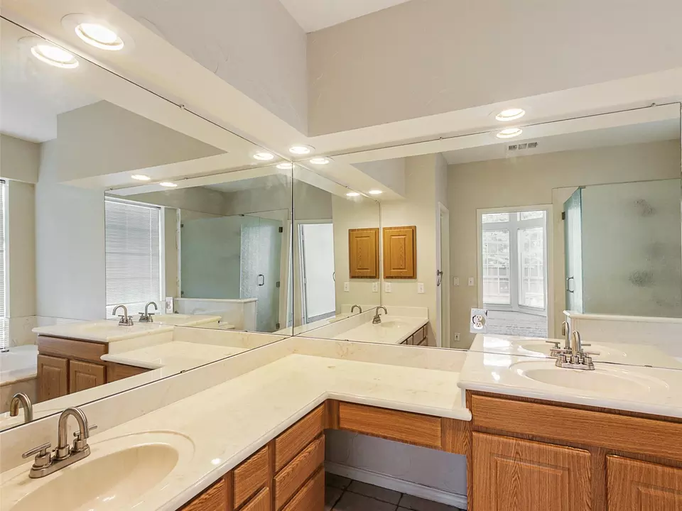 Bath - 2302 Breaker Ct, Mckinney, TX 75072 photo 3 of 5
