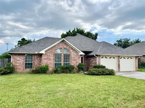 3750 Castlegate Dr, Paris, TX 75462