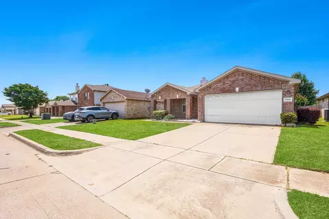 7916 Hidden Brook Dr, Fort Worth, TX 76120
