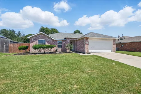 2804 Hollis Dr, Corinth, TX 76210