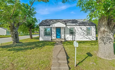 305 W Greenwood Ave, Bowie, TX 76230