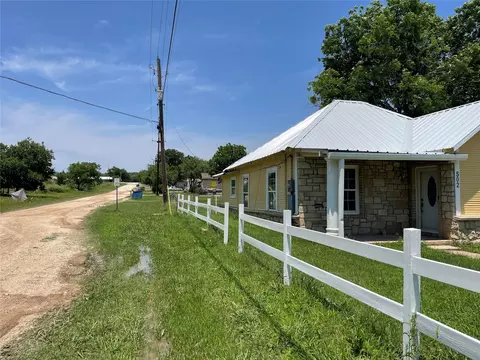 Exterior - 500 Peyton St, Baird, TX 79504 photo 3 of 7