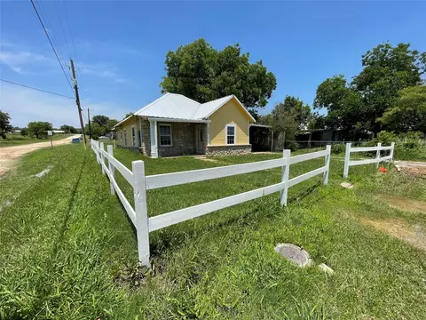 Exterior - 500 Peyton St, Baird, TX 79504 photo 2 of 7