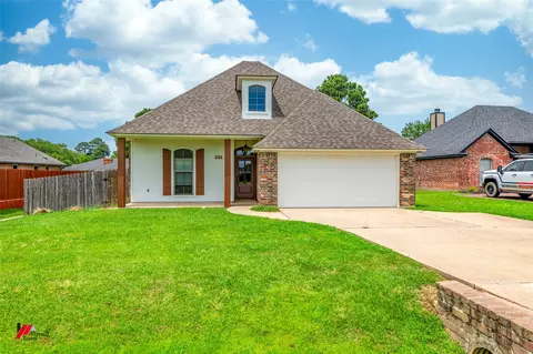 202 Sherwood Dr, Benton, LA 71006