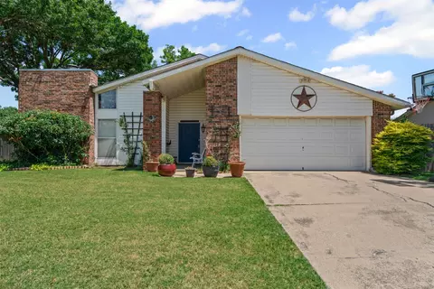 9944 Farmington Dr, Benbrook, TX 76126