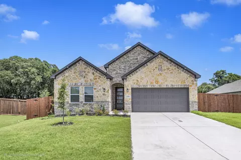 240 Rosemary Dr, Azle, TX 76020