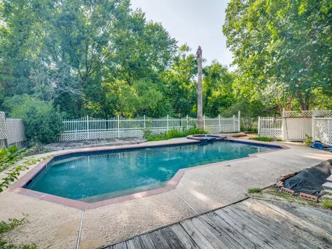 Exterior - 5909 Covington Dr, Rowlett, TX 75089 photo 5 of 6