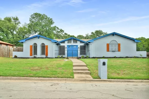 6417 Oak Timber Dr E, Forest Hill, TX 76119