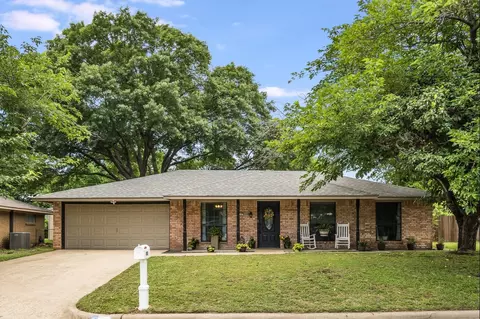 400 Rolling Hills Dr, Midlothian, TX 76065