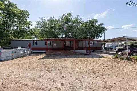 1015 E Commerce St, Henrietta, TX 76365