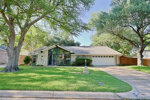 312 W Pleasantview Dr, Hurst, TX 76054