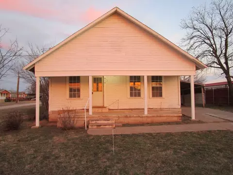 916 N Bridge St, Henrietta, TX 76365