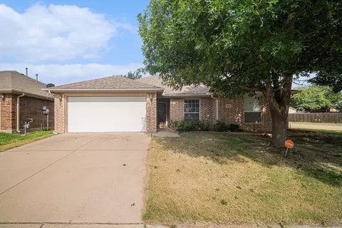 600 Swift Current Dr, Crowley, TX 76036