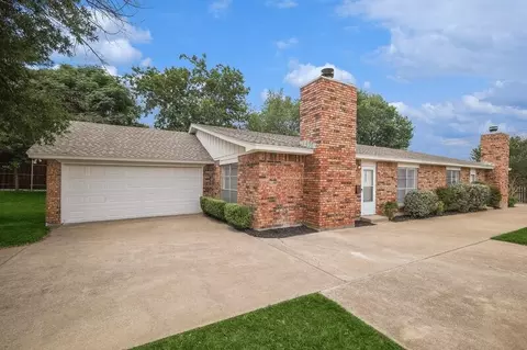 2401 Springmont Ct, Arlington, TX 76012