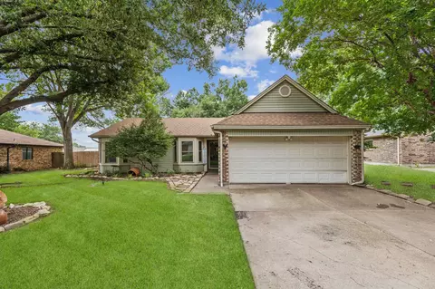10209 Lone Pine Ln, Fort Worth, TX 76108