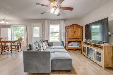 423 Parkview Dr, Burleson, TX 76028