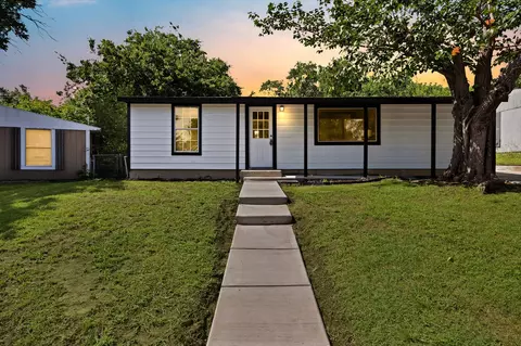 8005 Downe Dr, White Settlement, TX 76108