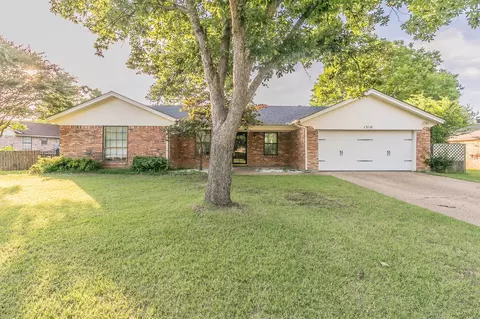1510 Surry Place Dr, Cleburne, TX 76033