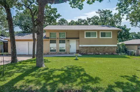 141 Stonegate Ct, Bedford, TX 76022
