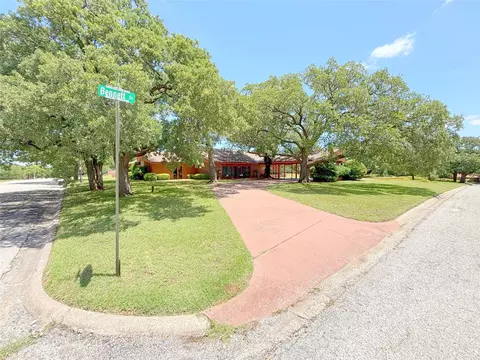 905 Bennett Dr, Bowie, TX 76230