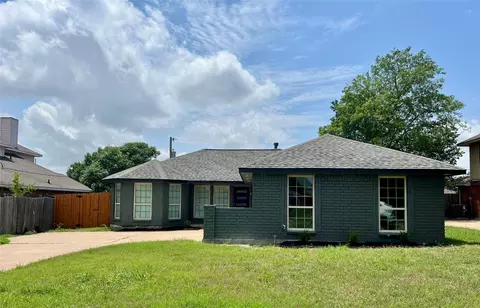 302 Mesa Wood Dr, Glenn Heights, TX 75154