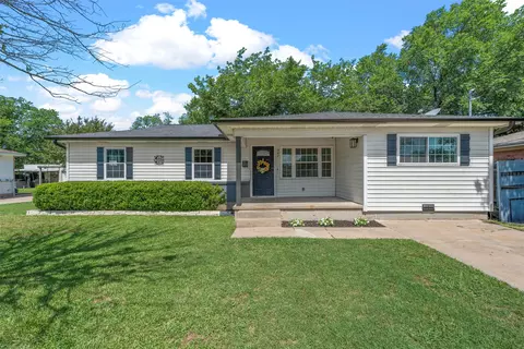 907 N Main St, West, TX 76691