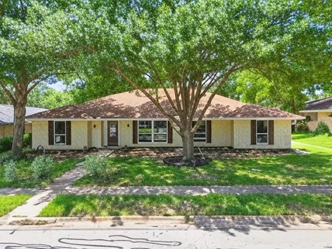 2304 Saint Claire Dr, Arlington, TX 76012