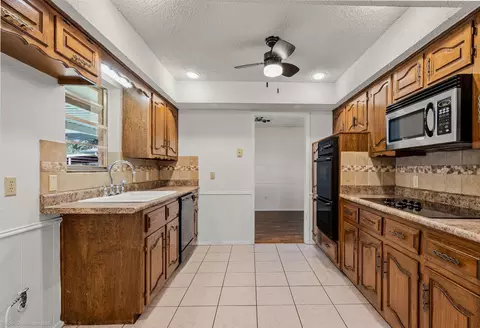 Kitchen - 809 Monique, Cedar Hill, TX 75104 photo 3 of 3