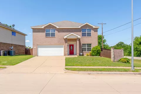 2300 Ash Grove Trl, Fort Worth, TX 76112