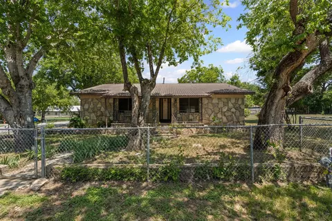 200 3rd St, Glen Rose, TX 76043