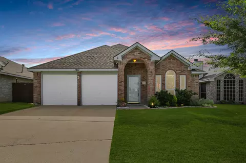 1411 Daffodil Ln, Lewisville, TX 75077