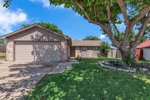 7616 Clover Ln, Watauga, TX 76148