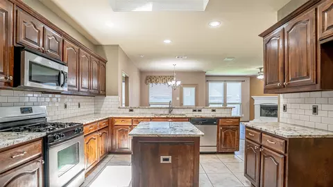 10252 Los Barros Trl, Fort Worth, TX 76177