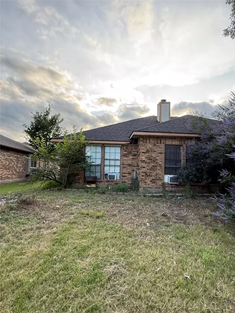 801 Micarta Dr, Mesquite, TX 75181