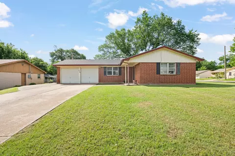 118 NE Michael Dr, Burleson, TX 76028