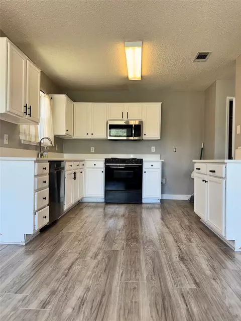 2748 Yoakum St, Fort Worth, TX 76108