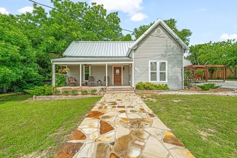 735 N Crockett St, Granbury, TX 76048