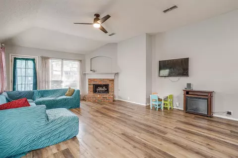 523 Deerwood Dr, Burleson, TX 76028