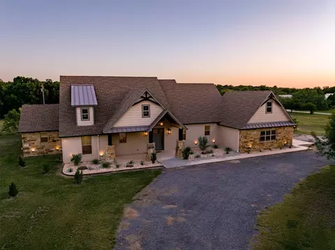 500 W Woodcreek Ct, Granbury, TX 76049