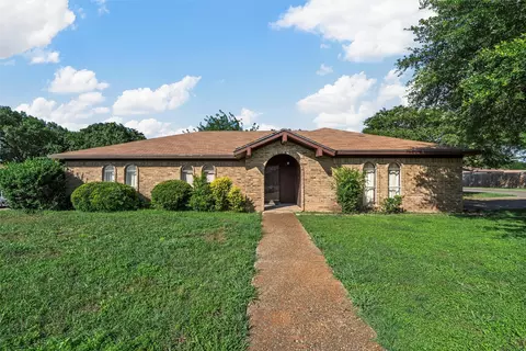 300 Travis Ln, Hewitt, TX 76643