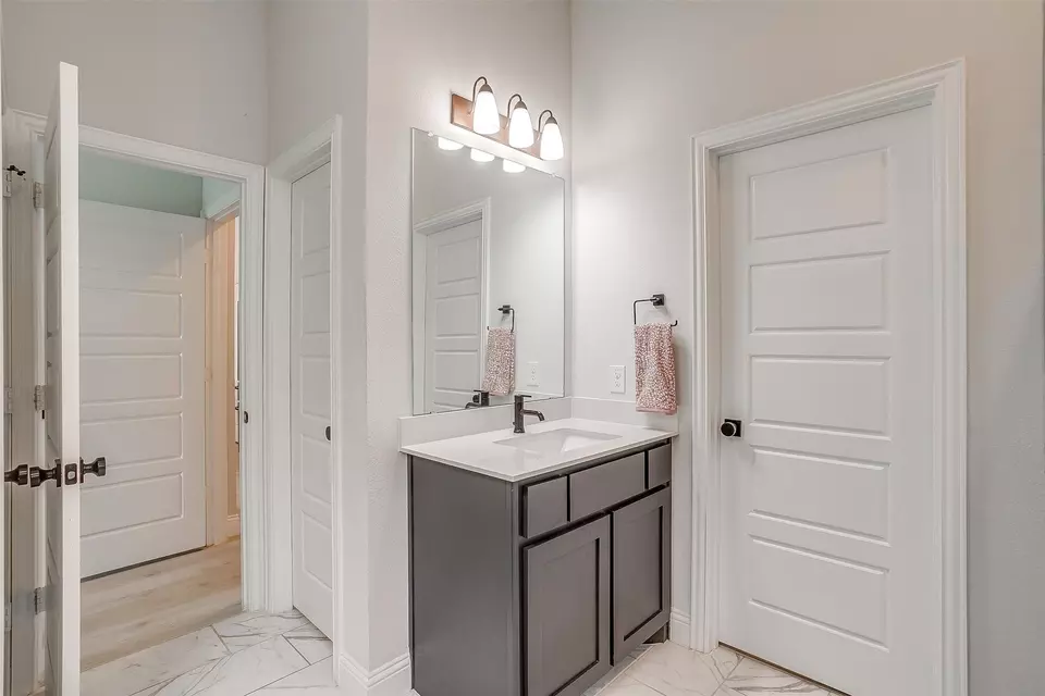 Entry Way - 1245 Rushmore, Burleson, TX 76028 photo 4 of 6