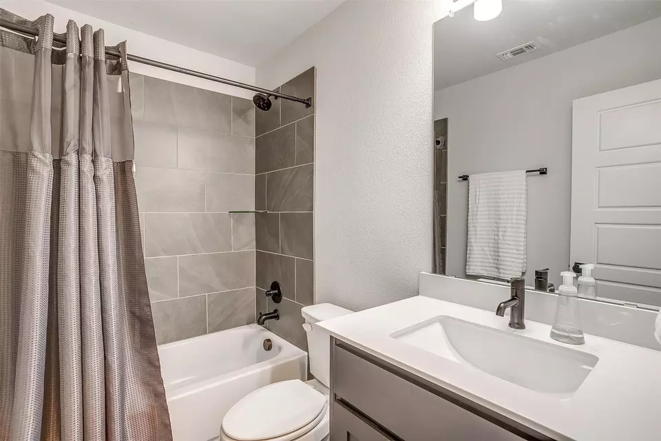 Bath - 1245 Rushmore, Burleson, TX 76028 photo 3 of 3