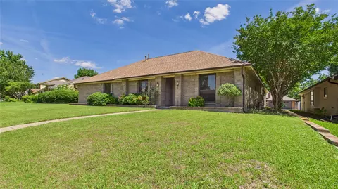 1926 Oakbluff Dr, Carrollton, TX 75007