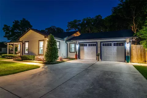 Exterior - 854 E Wall St, Grapevine, TX 76051 photo 5 of 14
