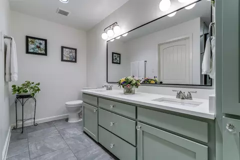 Bath - 854 E Wall St, Grapevine, TX 76051 photo 1 of 4